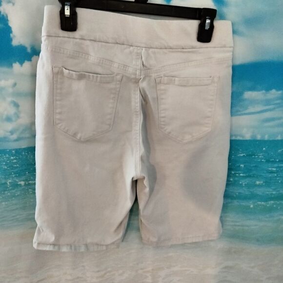 "Gloria Vanderbilt" woman's all around slim affect shorts. - Picture 3 of 7